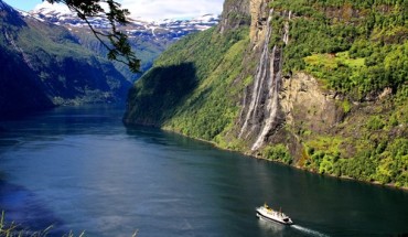 Geirangerfjord nhìn từ trang trại Skagefla, phía xa là thác nước '7 Chị Em' ( Seven Sisters) nổi tiếng. Nơi đây hiện không còn người ở do việc đi lại quá khó khăn, chỉ phục vụ du lịch.