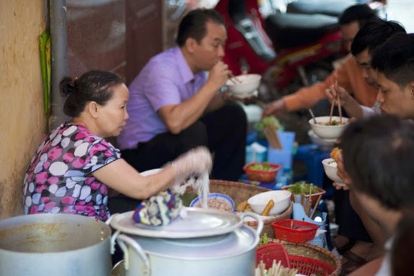 Bạn có thể thưởng thức bún riêu ở các ngõ ngách tại Hà Nội chỉ với 7000 đồng