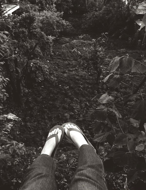 Tinh tế kết hợp hiệu ứng điều chỉnh màu sắc ảnh Filter Black & White với khung cảnh tĩnh, bạn Trần Nữ Quỳnh Châu đã tạo nên một bức ảnh Feet Journey cực chất