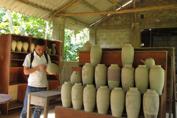 Bạn sẽ được thấy sản phẩm gốm Phước Tích đang được hoàn thiện khi đi du lịch Huế - làng Phước Tích