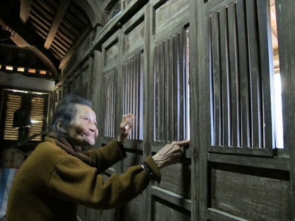 Mệ Lương Thị Hén giới thiệu về một kiểu loại cửa theo kiến trúc cổ xưa mà theo mệ hiện chỉ ngôi nhà rường cổ của mệ mới có