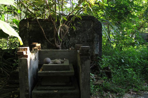 Bình phong và Yoni ở miếu Quảng Tế – một dấu tích của người Chăm còn sót lại tại làng cổ Phước Tích