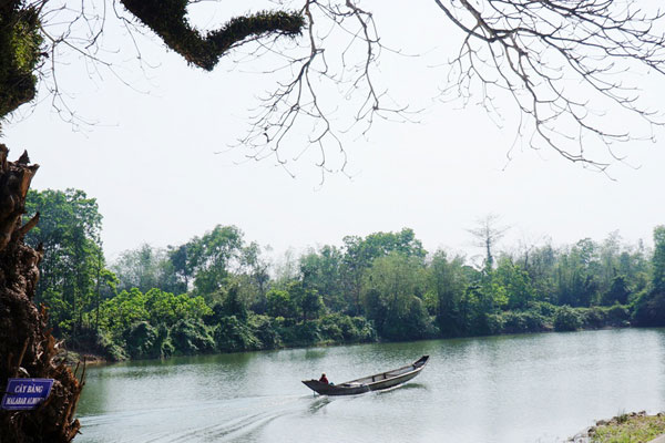 Dòng sông Ô lâu bao bọc quanh làng cổ Phước Tích nước quanh năm trong xanh