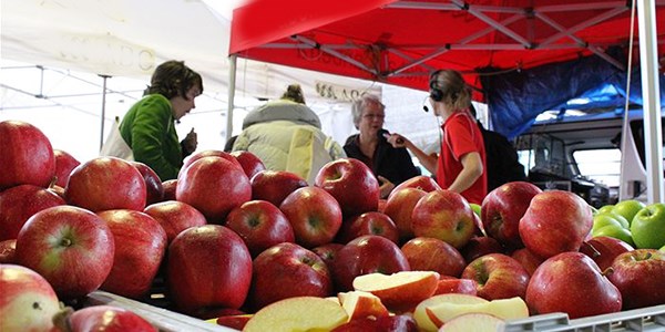 Những quả táo tươi ngon được bày bán ở chợ