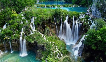 Thác Plitvice (Croatia) có nước ở chân màu xanh thẫm với tổng cộng 16 hồ lớn nhỏ tạo thành một vùng đầm nước rộng mênh mông và hàng ngàn thác nước ngày đêm “gầm gào”.