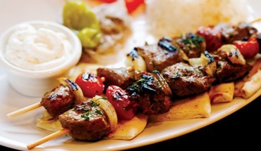 Kebab là một dạng thịt xiên nướng mà thịt hoặc cá được xiên que và nướng trên than hồng.