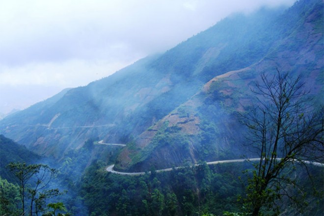 Đèo Khau Phạ (Yên Bái) là một trong những cung đường vượt qua ngọn núi cao nhất ở Mù Cang Chải. Nó còn nổi tiếng quanh co và dốc đứng thuộc hàng bậc nhất Việt Nam.