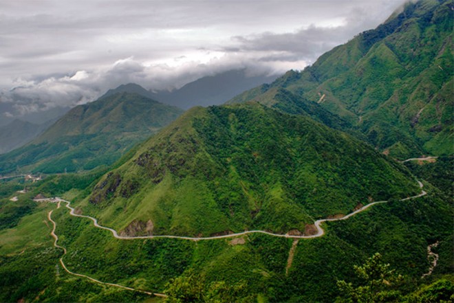 Với chiều dài lên tới 50 km cắt ngang dãy Hoàng Liên Sơn nổi tiếng, đèo Ô Quy Hồ (Lào Cai) là cung đường rất hiểm trở với một bên là vực sâu và một bên là núi cao.