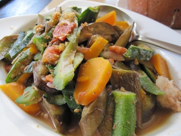 Pakbet và Adobo ở Philippines là món ăn phổ biến của người Philipines.