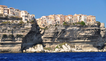 Bonifacio là một thành phố ở mũi phía nam của đảo Corsica
