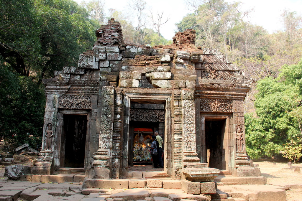 Cổng chính và mặt trước của ngôi đền đã đổ nát nhưng vẫn còn đấy dấu ấn những bức phù điêu chạm khắc hình ảnh các vị thần của Ấn Độ giáo.