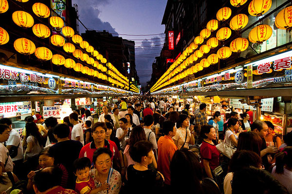 Các khu chợ đêm ở Đài Loan luôn đông nghịt khách tới ăn uống và mua sắm