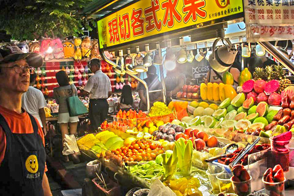 Một quầy hàng bán đồ hoa quả tươi ở chợ đêm