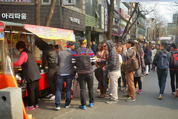 Xếp hàng chờ mua một món ăn vặt yêu thích là chuyện thường thấy ở các khu chợ khi du lịch Hàn Quốc