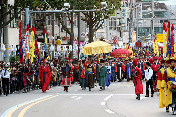 Màn diễu hành trong lễ hội văn hóa Hwaseong Suwon