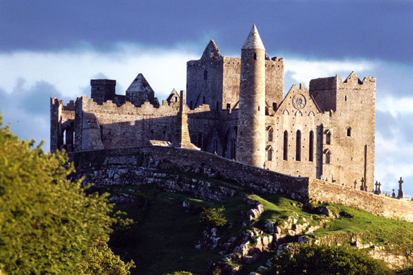 Tòa lâu đài nổi tiếng Rock-of-cashel ở Ireland