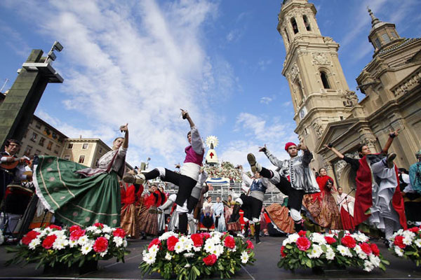 Người dân mặc đồ truyền thống và nhảy múa xung quanh tượng Đức Mẹ Mary ở trên cao
