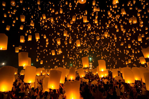 Thái Lan rực rỡ trong ngày lễ hội đèn trời Naga.