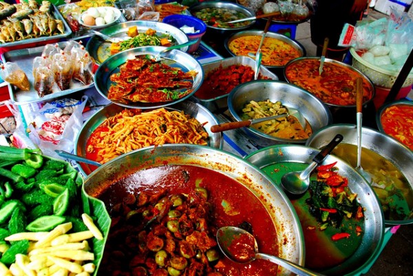 Các món ăn vặt tươi ngon bày bán hai bên đường ở thủ đô Bangkok