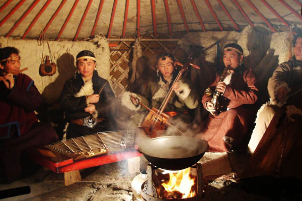 Người dân du mục Mông Cổ đang ca hát bên đống lửa lại trong túp lều du mục của mình