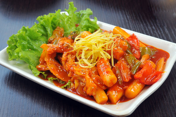 Món bánh gạo dẻo xào cay Tokbokki nổi tiếng với hương vị chua cay hấp dẫn