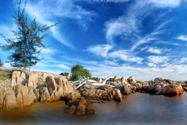 Nằm cách thành phố Phan Thiết khoảng 90 km về phía Bắc trên địa bàn huyện Tuy Phong, Bình Định, bãi biển Cổ Thạch là một điểm đến hấp dẫn đối với du khách trong những năm gần đây. Đến đây, du khách sẽ được vẫy vùng trong làn nước biển xanh trong hay đi dạo trên những bãi đá đầy màu sắc với những hình thù khác nhau rải đầy theo chiều dài bãi biển. Ảnh: Vũ Tường Chiểu.