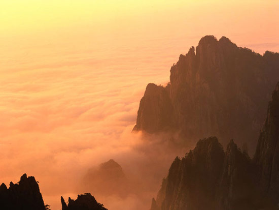 Ngắm mặt trời mọc qua những tầng mây là điều mà bất cứ khách du lịch Trung Quốc nào cũng muốn được trải qua một lần