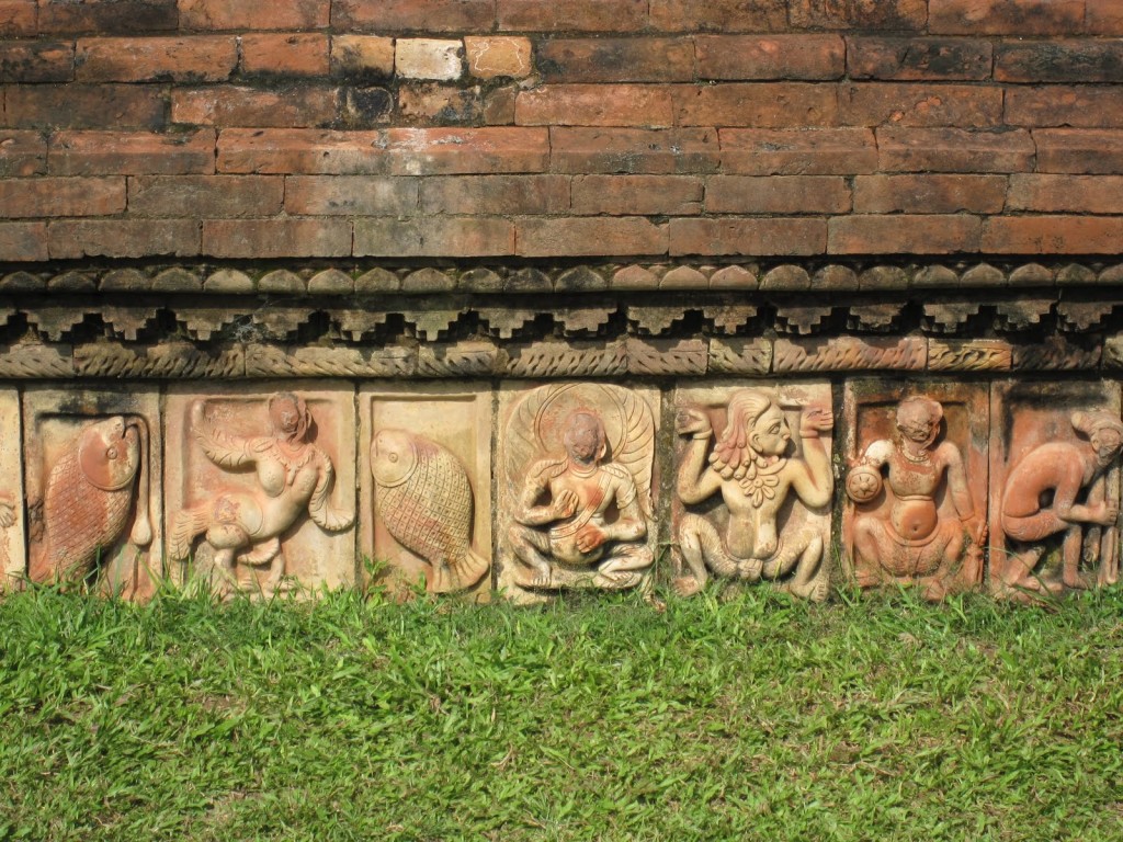 Các bức tường chạm khắc và tượng phật còn lại tại Paharpur.