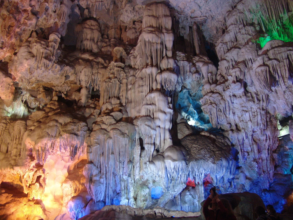 một Hạ Long núi đá vôi xếp tầng với những hang động và phong cảnh ngoạn mục