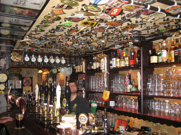Charlies Bar tại Copenhagen, Đan Mạch là một không gia tuyệt vời để thưởng thức những cốc bia thơm ngon.