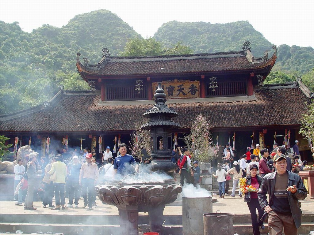 Chùa Hương thu hút nhiều Phật tử đến mỗi năm vào dịp tết đến xuân về