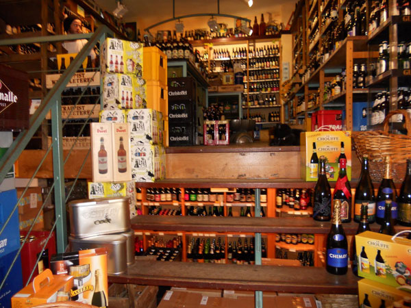 Cửa hàng bia De Bierkoning với một danh sách khổng lồ các loại bia.