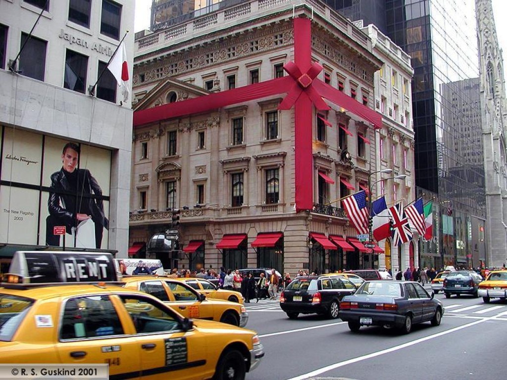Các tòa nhà mua sắm luôn luôn nhộn nhịp tại Fifth Avenue.