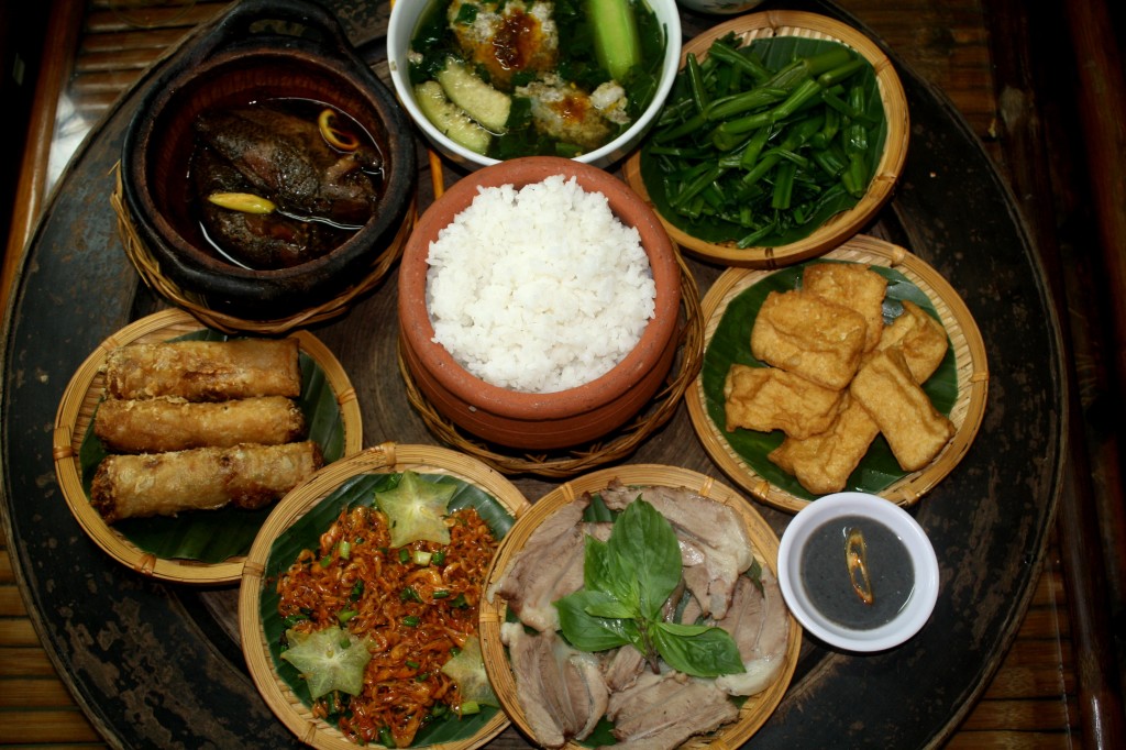 Mâm cơm truyền thống giản dị ở Việt NAm