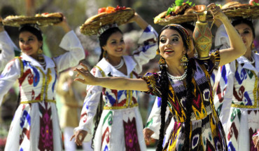 Các cô gái mặc trang phục truyền thống nhảy múa trong ngày hội mừng lễ Navruz ở Taskent, Uzebekistan