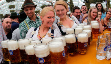 Nụ cười rạng rỡ của nữ phục vụ bàn trong lễ hội bia Oktoberfest tại Đức