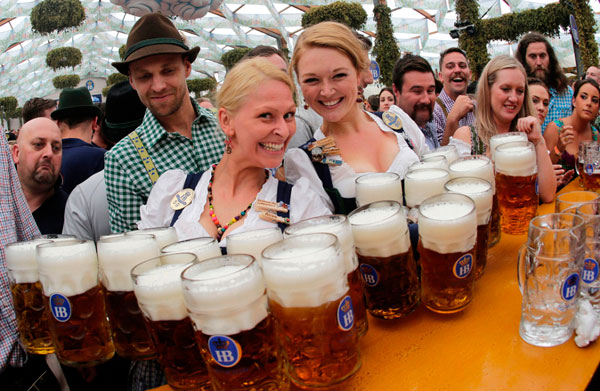 Nụ cười rạng rỡ của nữ phục vụ bàn trong lễ hội bia Oktoberfest tại Đức