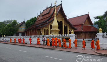 Khi du lịch Lào, du khách sẽ thường xuyên nhìn thấy hình ảnh những vị sư đi khất thực với một ý nghĩa cao đẹp