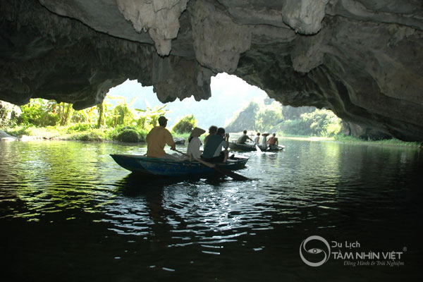 Khi du lịch Ninh Bình Tam Cốc, du khách sẽ được đi qua 3 hang độc đáo
