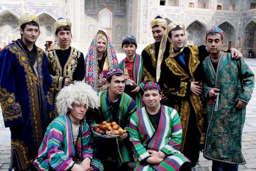 Những cô gái, chàng trai Uzbekistan.