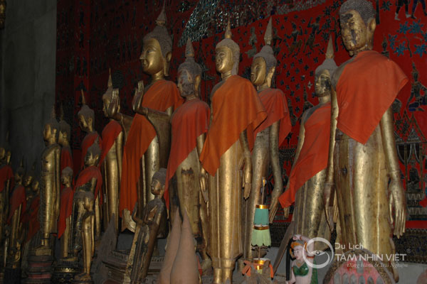 Những bức tượng phật bên trong chùa