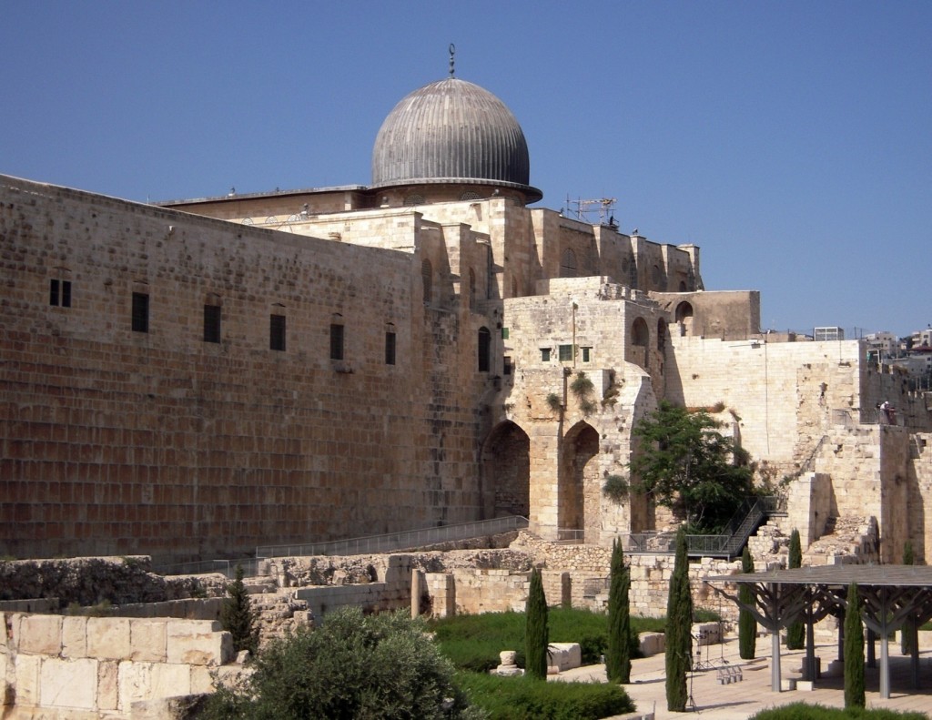 Al-Aqsa nổi tiếng với mái vòm màu xám bạc