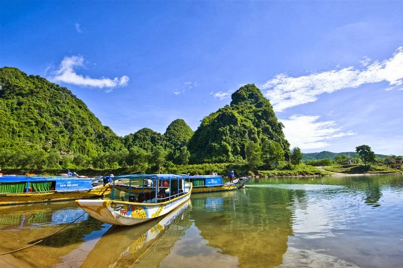 Sông Son thơ mộng bên cạnh Phong Nha - Kẻ Bàng.