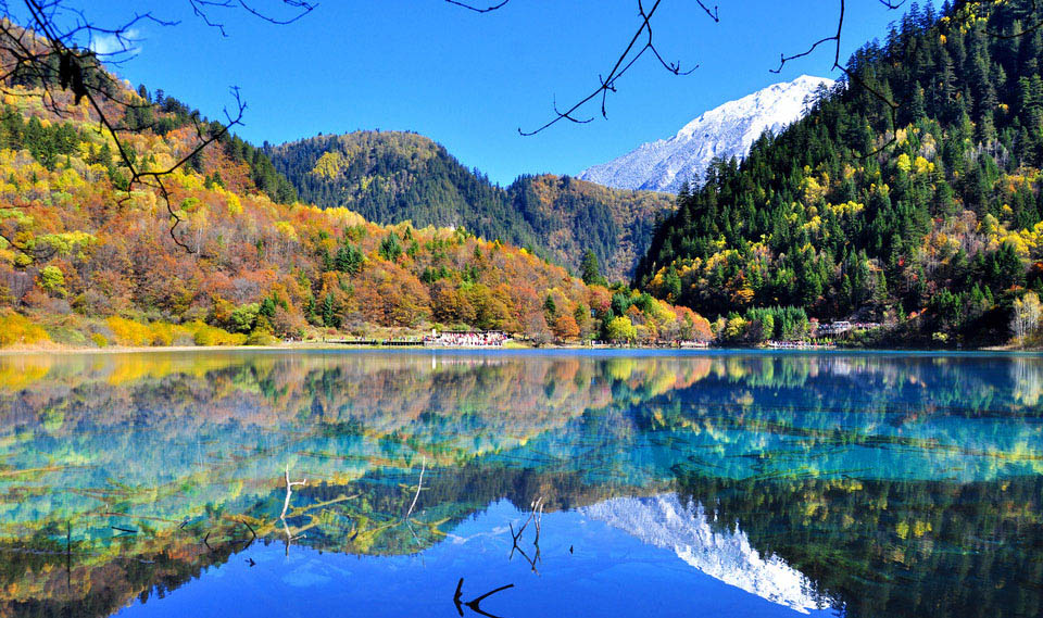 Mặt hồ phản chiếu những màu sắc rực rỡ của lá cây nên nơi đây được gọi là hồ ngũ sắc.