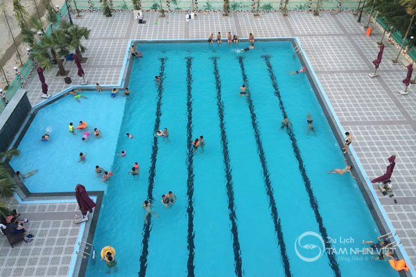 Bể bơi khách sạn Hải Tiến rộng và sạch