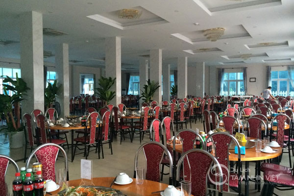 Khu nhà hàng rộng lớn của khách sạn có sức chưa lên tới 700 khách