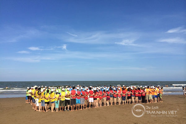 Khách đoàn chơi team building trên bãi biển Hải Tiến