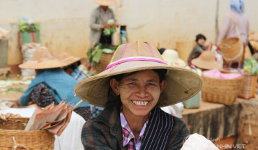 Một người phụ nữ Myanmar rạng ngời với thanaka trên mặt