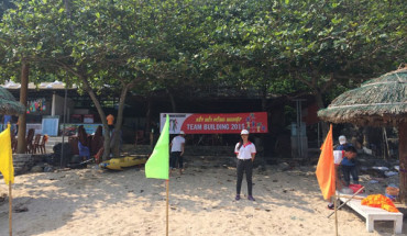 Hướng Dẫn Viên Hằng chuẩn bị cho buổi Team Building tại Cát Bà