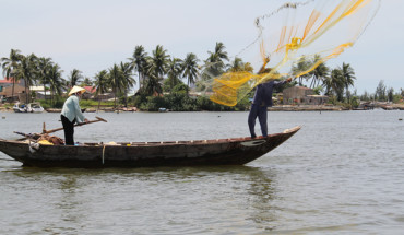 Chụp lại những khoảnh khắc đời thường yên bình trên sông Cửa Đại